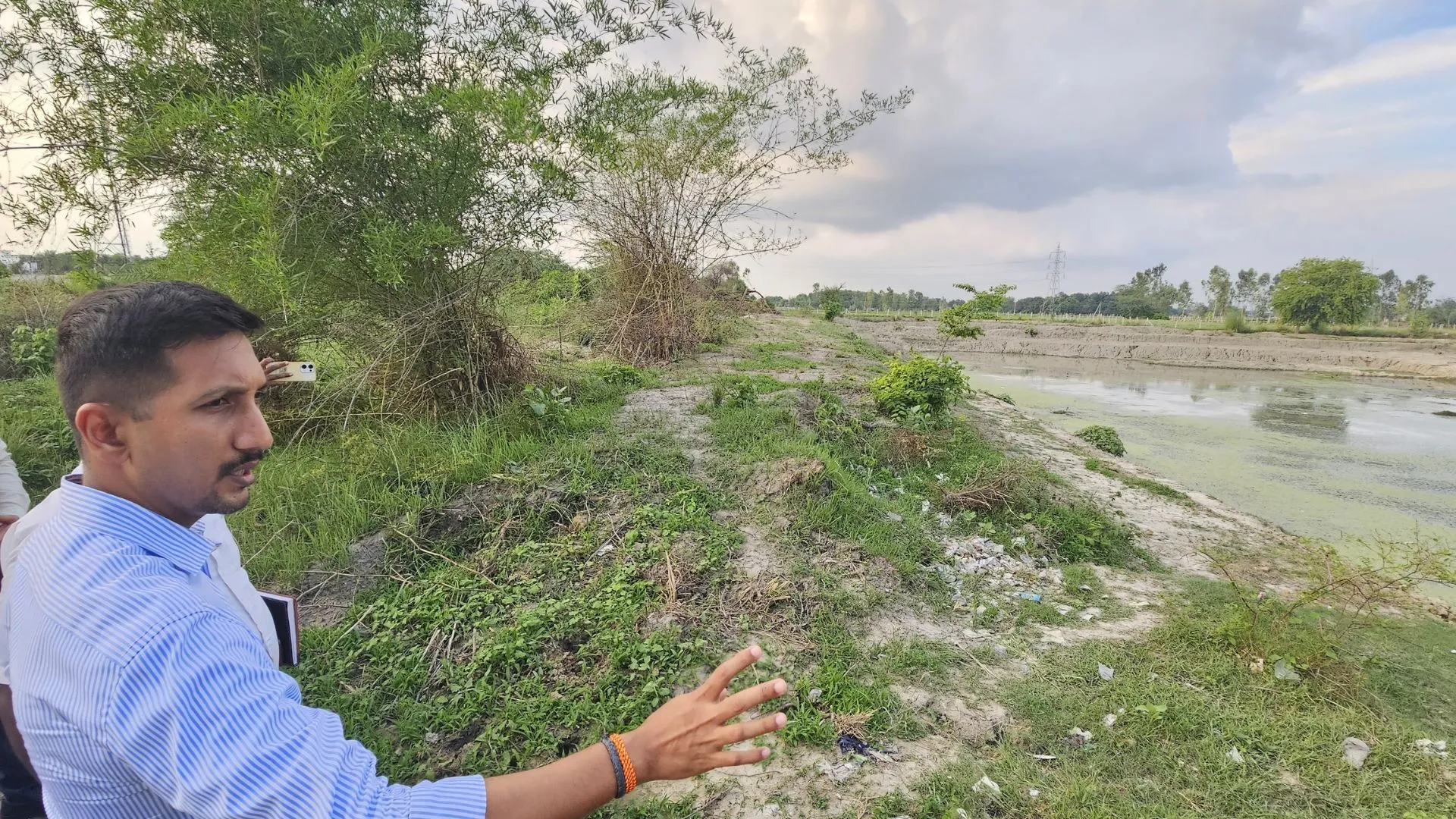 तालाबों के जीर्णोद्धार का सत्यापन करेगी समिति, DM ने किया निरीक्षण