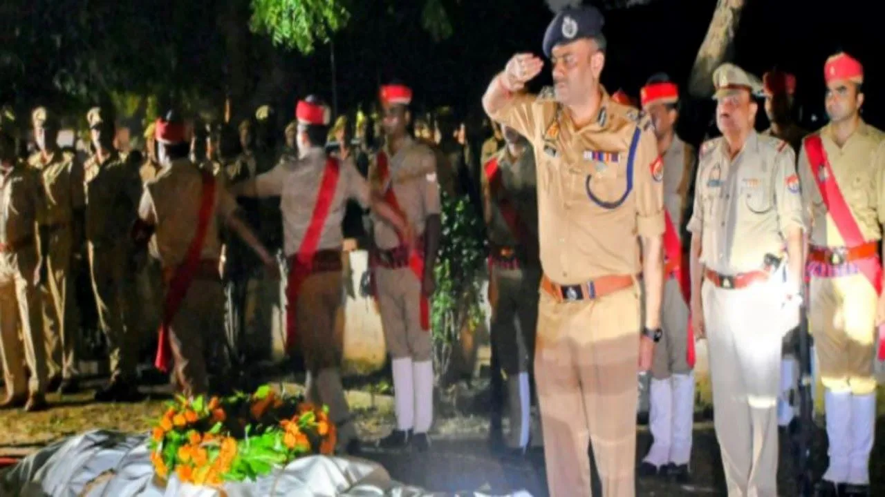 राजकीय सम्मान के साथ महिला सिपाही को दी गई अंतिम विदाई, पुलिसकर्मी इंद्रेश मौर्य पर लगा है रेप के बाद हत्या करने का आरोप