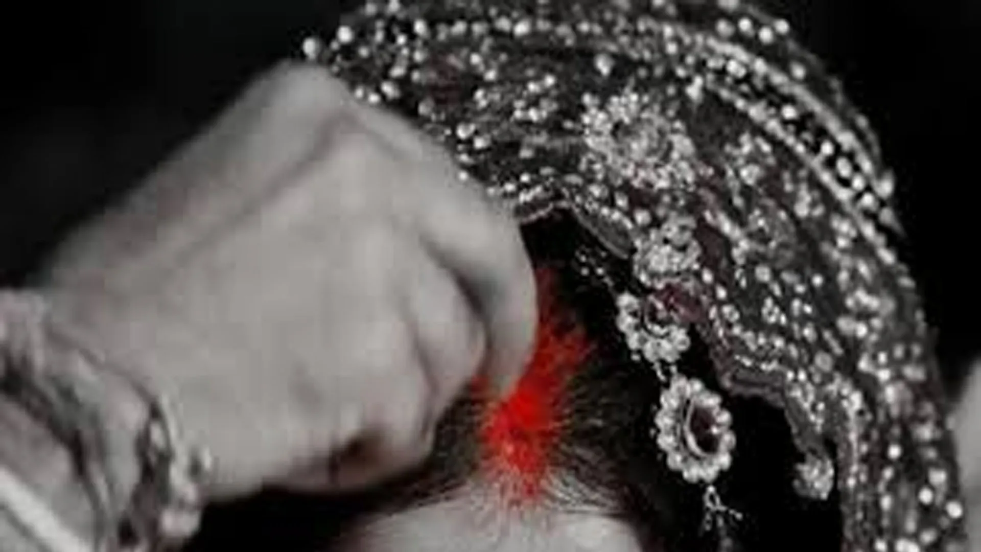 Bareilly: धर्म छिपाकर मांग में भरा सिंदूर...गोमांस खिलाया फिर दूसरे मर्दों के सामने परोस दिया !