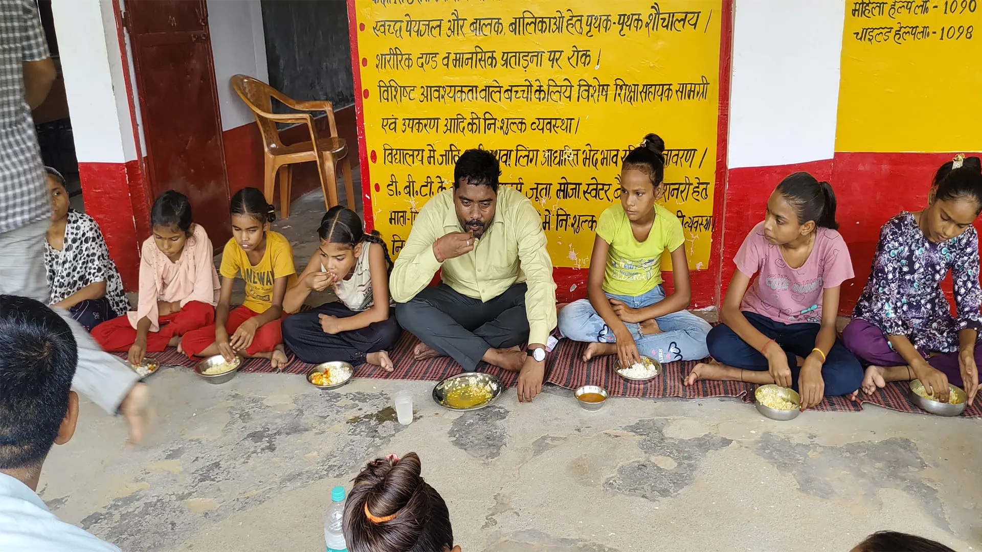 शाहजाहंपुर: बच्चों के साथ पंगत में बैठ एडीएम ने परखी मिड डे मील की गुणवत्ता