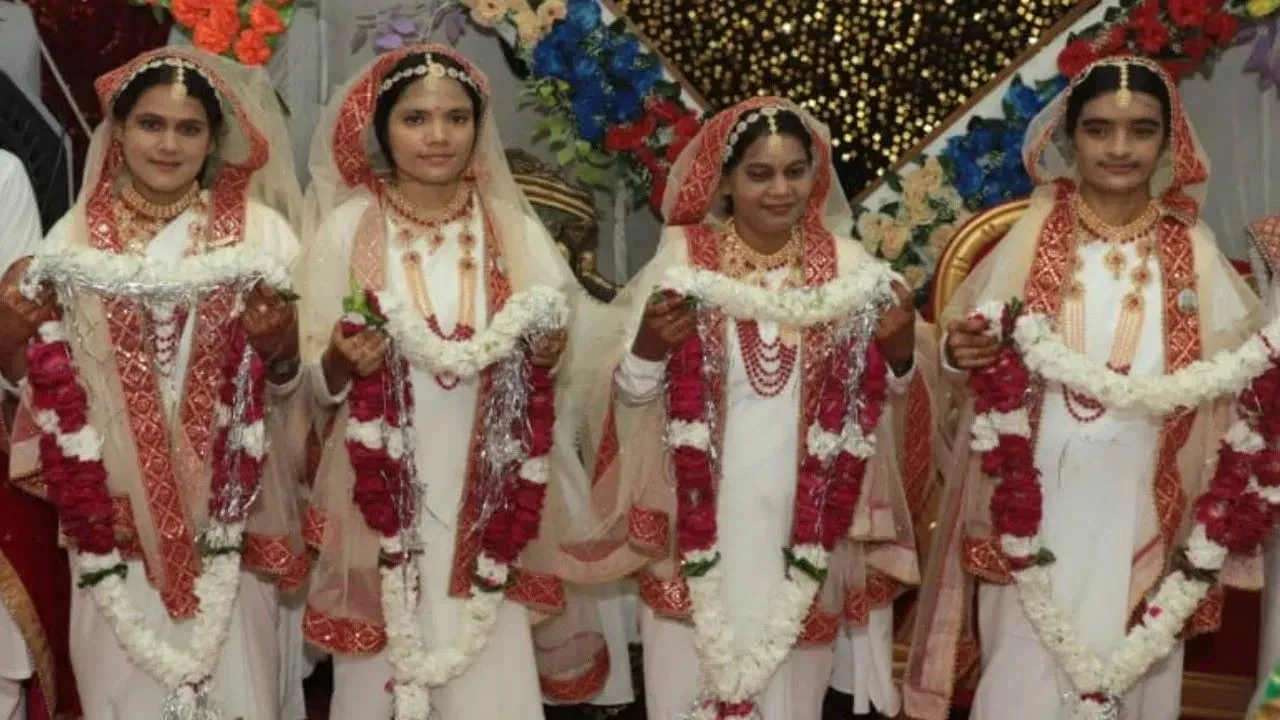 झांसी में चर्चा बना 4 युवतियों का अनोखा विवाह, 50 हजार युवतियां पहले भी कर चुकी हैं इस तरह की शादी