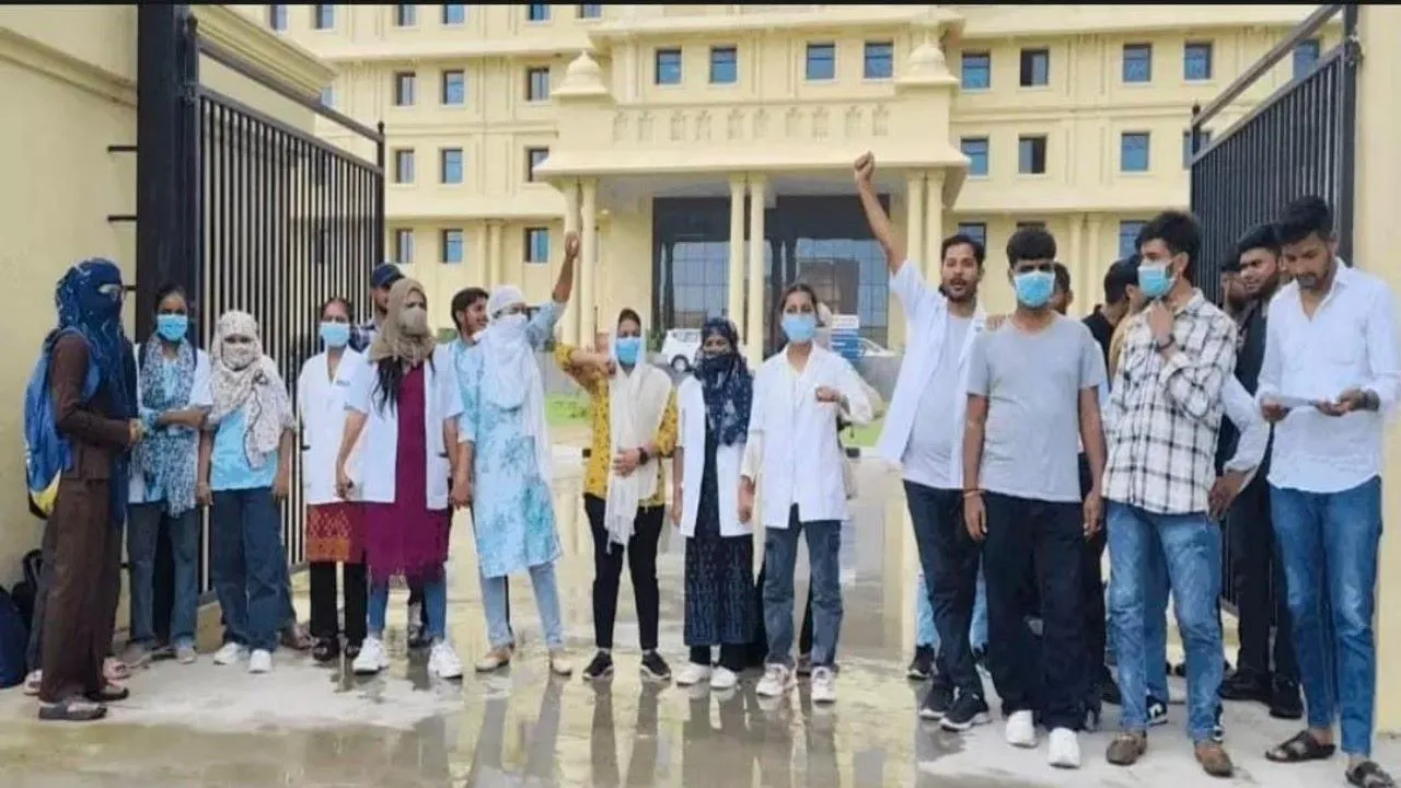 लखनऊ : बैक पेपर कराने की मांग को लेकर नर्सिंग छात्रों ने किया प्रदर्शन