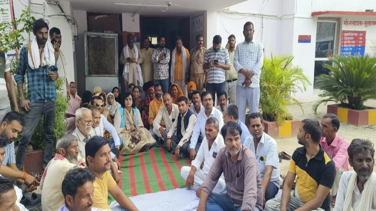 कोतवाल को हटाने के लिए राज्यमंत्री का धरना : समर्थकों पर FIR दर्ज होने पर जताई नाराजगी 