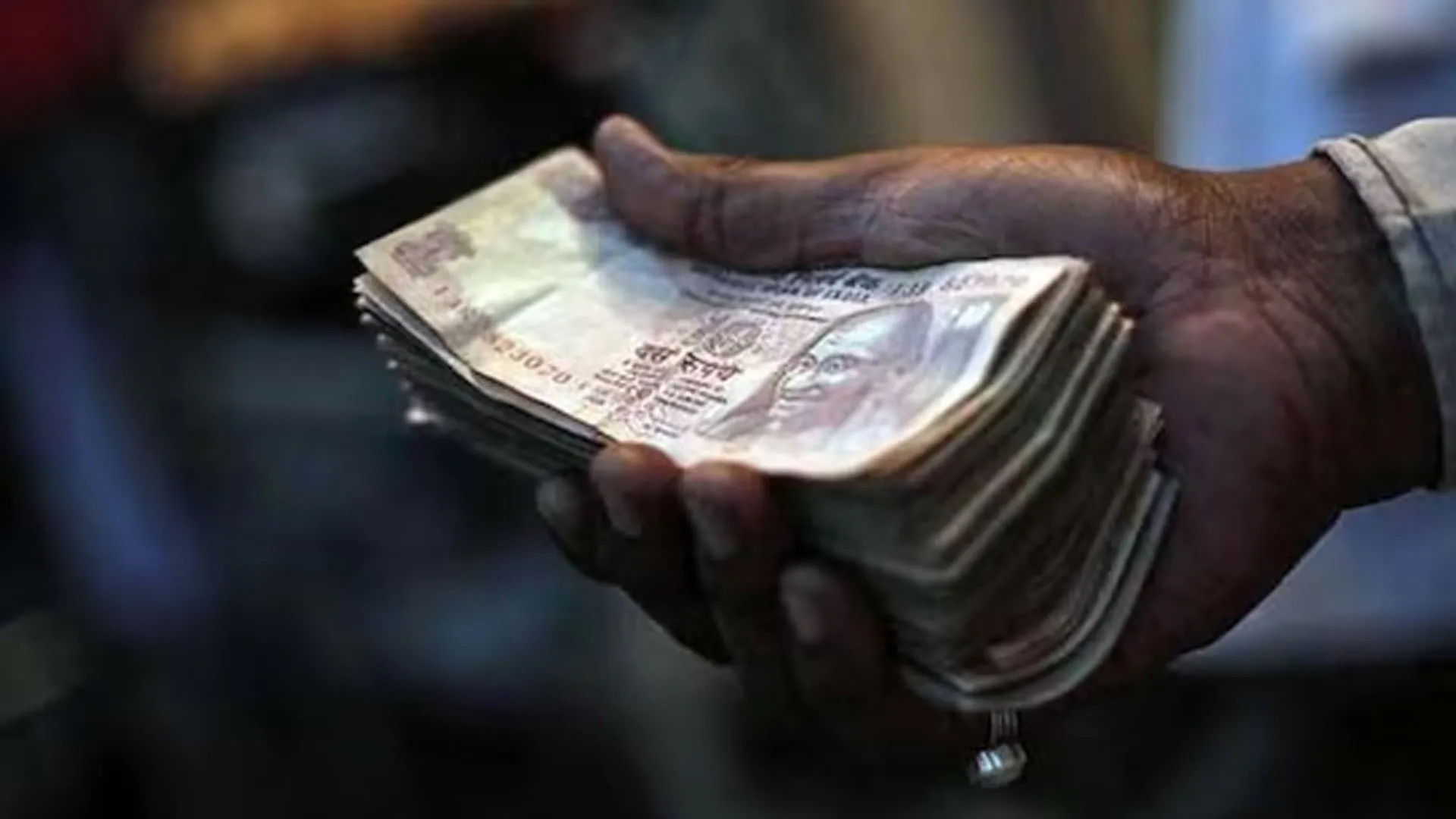 पीलीभीत: डिलीवरी के लिए जमा की गई रकम को रिश्वत में ले गए प्रधान सचिव