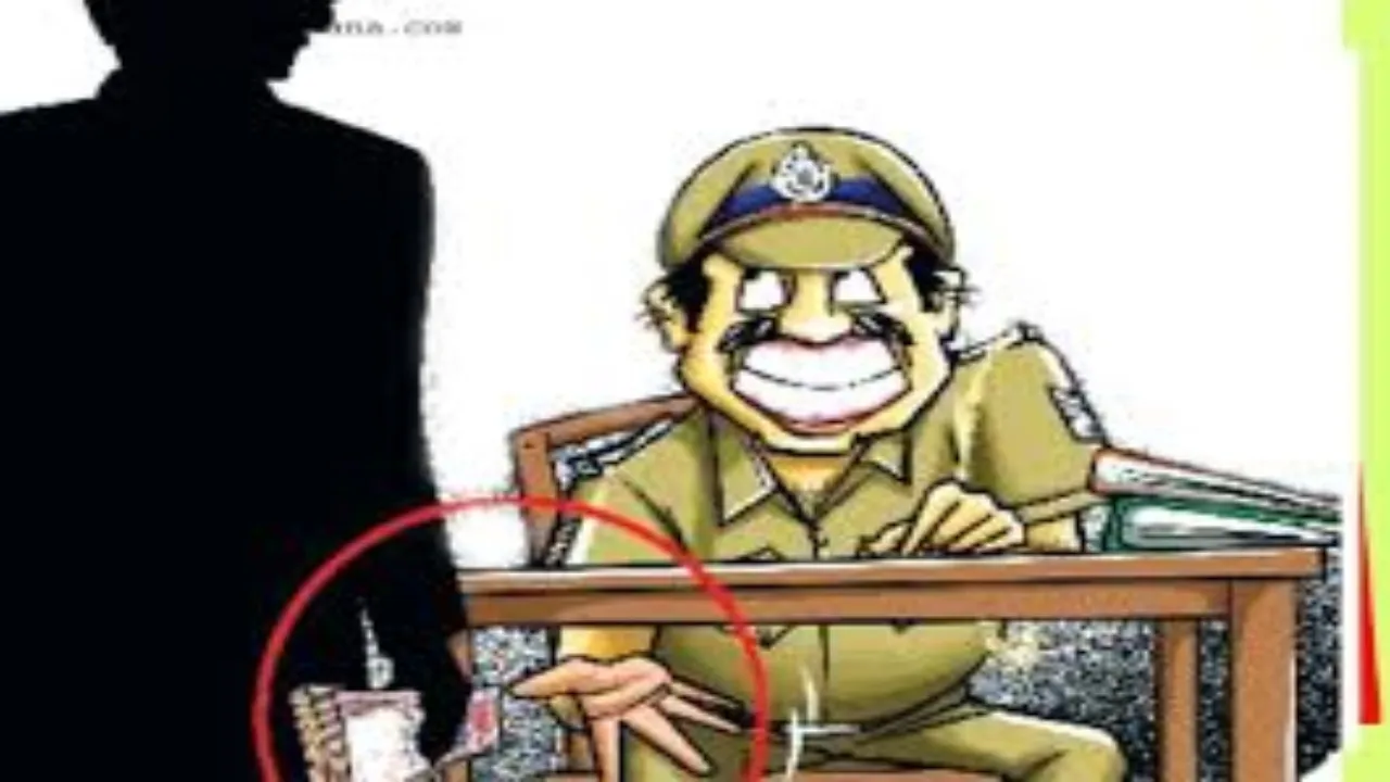 प्रतापगढ़ में बदमाश से लिफाफा ले रहे थे कोतवाल, FIR दर्ज होते ही साहब हुए फरार 