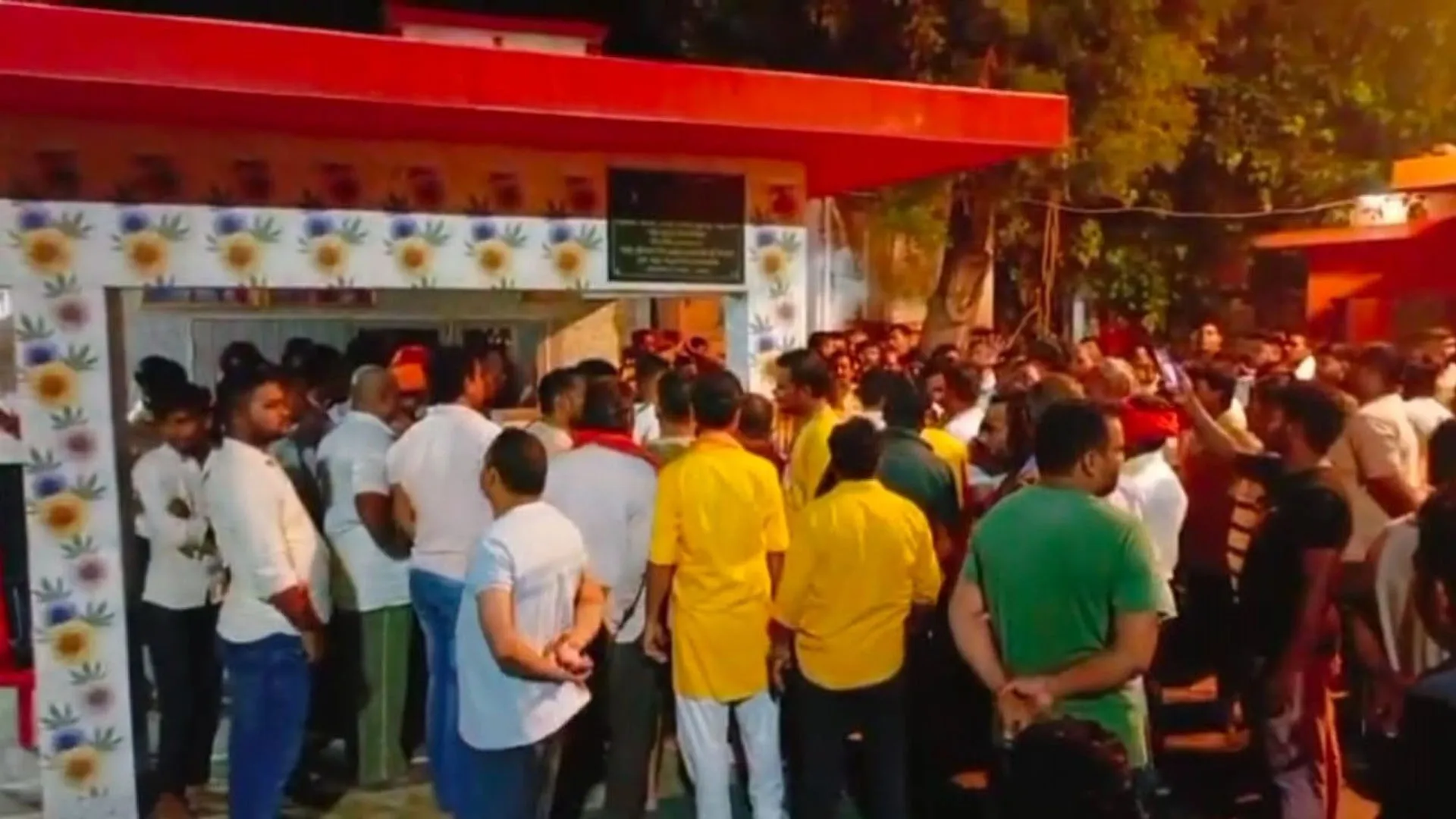 लखीमपुर खीरी:  शिष्या से रेप का मामला गरमाया...आरोपी महंत को हटाने की मांग