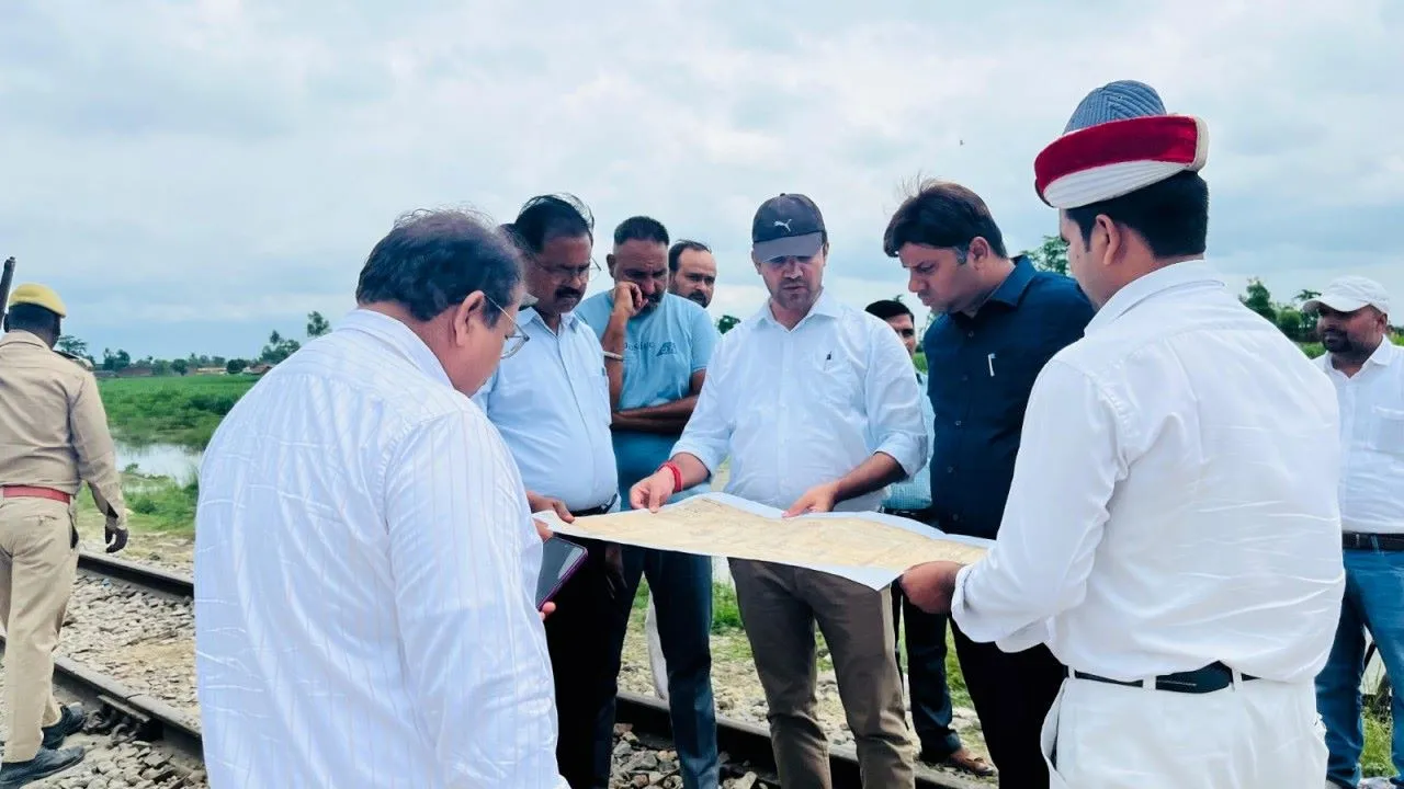 लखीमपुर खीरी : भीरा-पलिया के बीच रेल लाइन के नीचे जारी है पानी का रिसाव, प्रशासन अलर्ट