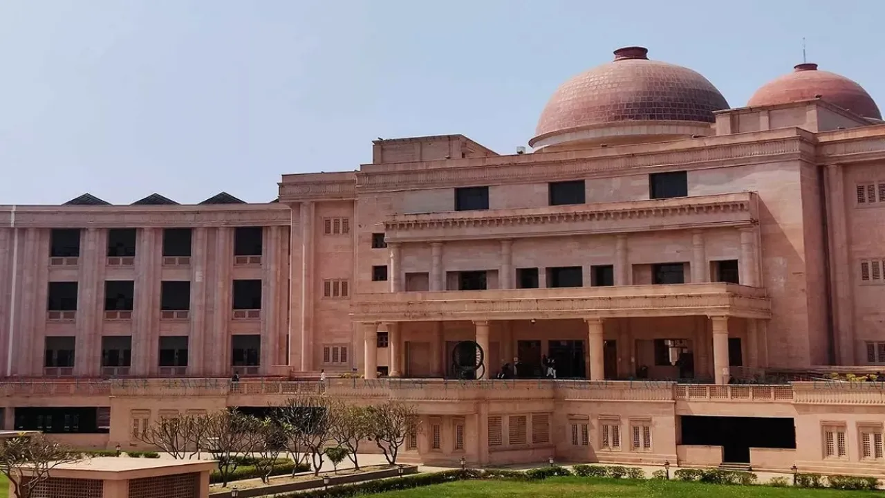 वकीलों के चैंबर में चल रहा था विवाह केंद्र : हाईकोर्ट की सख्ती के बाद चैंबर कराया गया खाली 