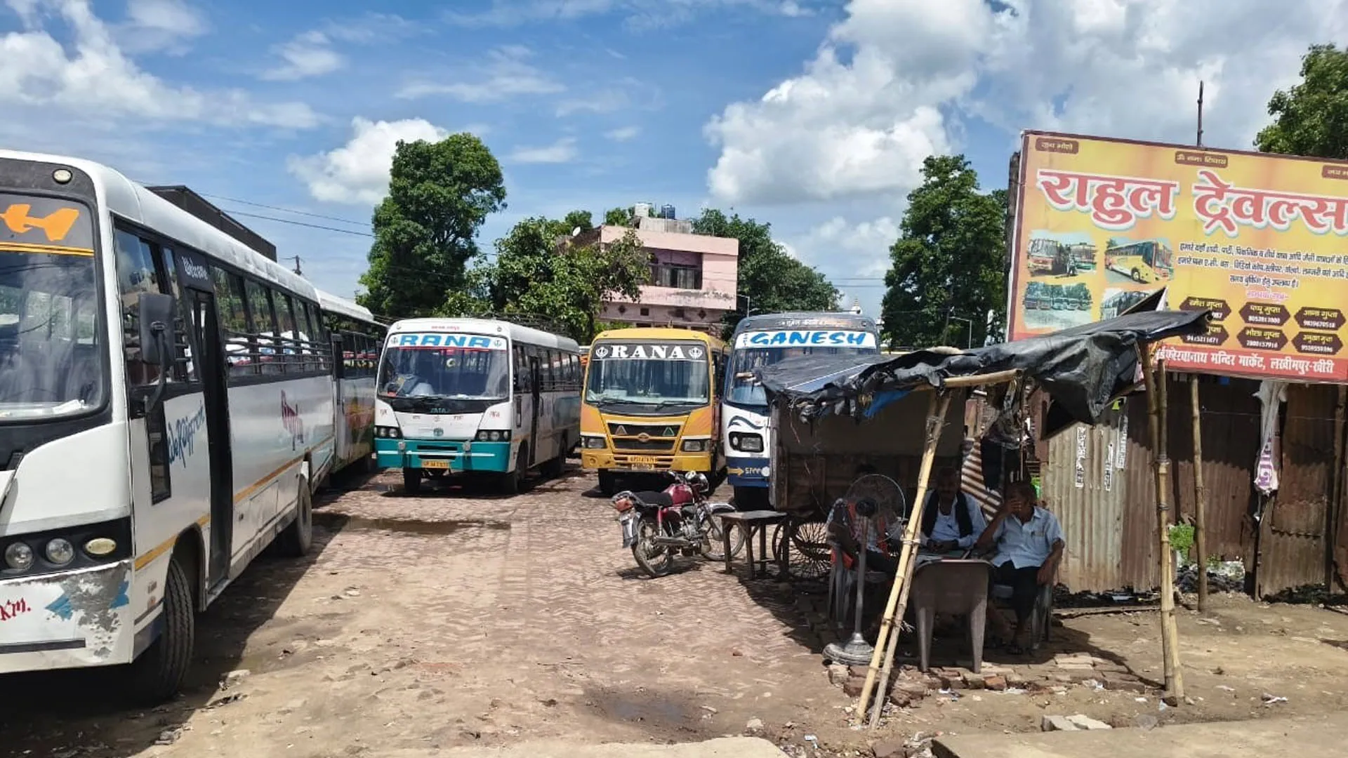 लखीमपुर खीरी: कर्मचारियों ने तिकुनिया, धौरहरा रूट की बसों का संचालन किया ठप, यात्री परेशान