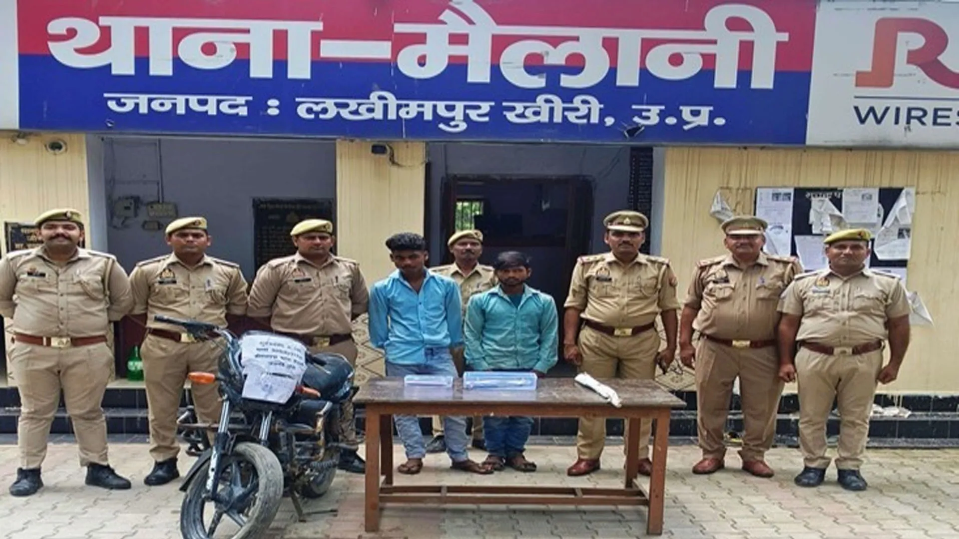 लखीमपुर खीरी: लूटी गई बाइक और मोबाइल साथ दो बदमाश गिरफ्तार 