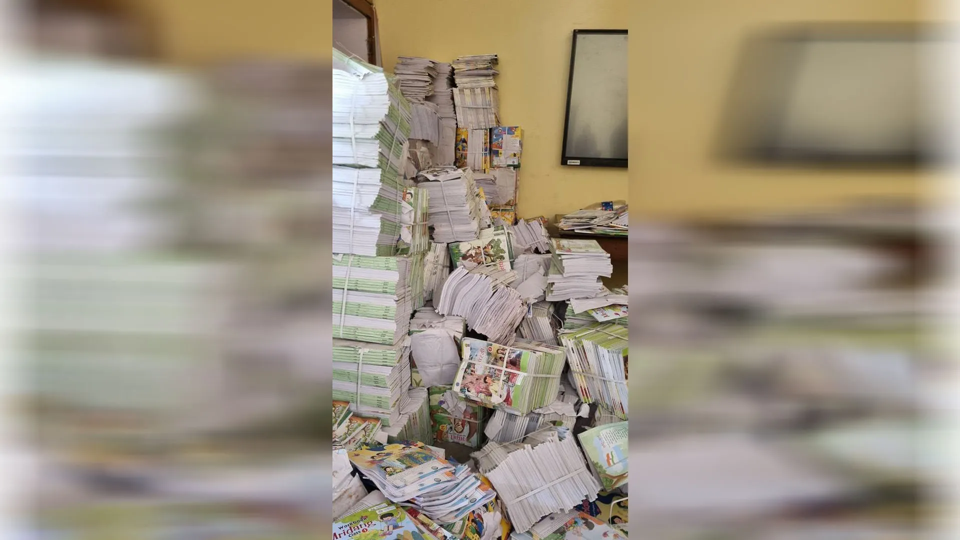 Bareilly: स्कूलों में नहीं बांटी...अब बंद कमरे में किताबों के अंबार का वीडियो वायरल