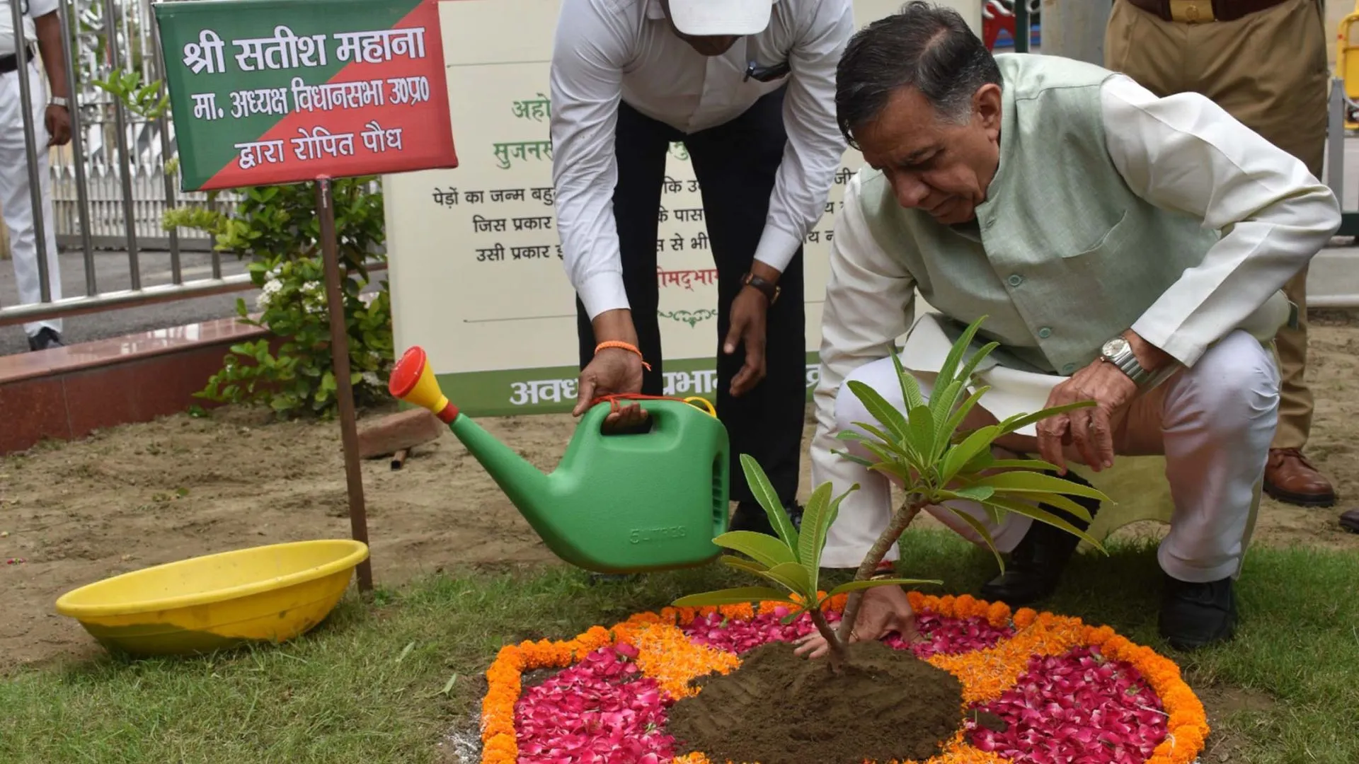 वृक्षारोपण करते पूर्व माध्यमिक विद्यालय टिकरी की शिक्षिका नेहा सिंह व बच्चे (1)