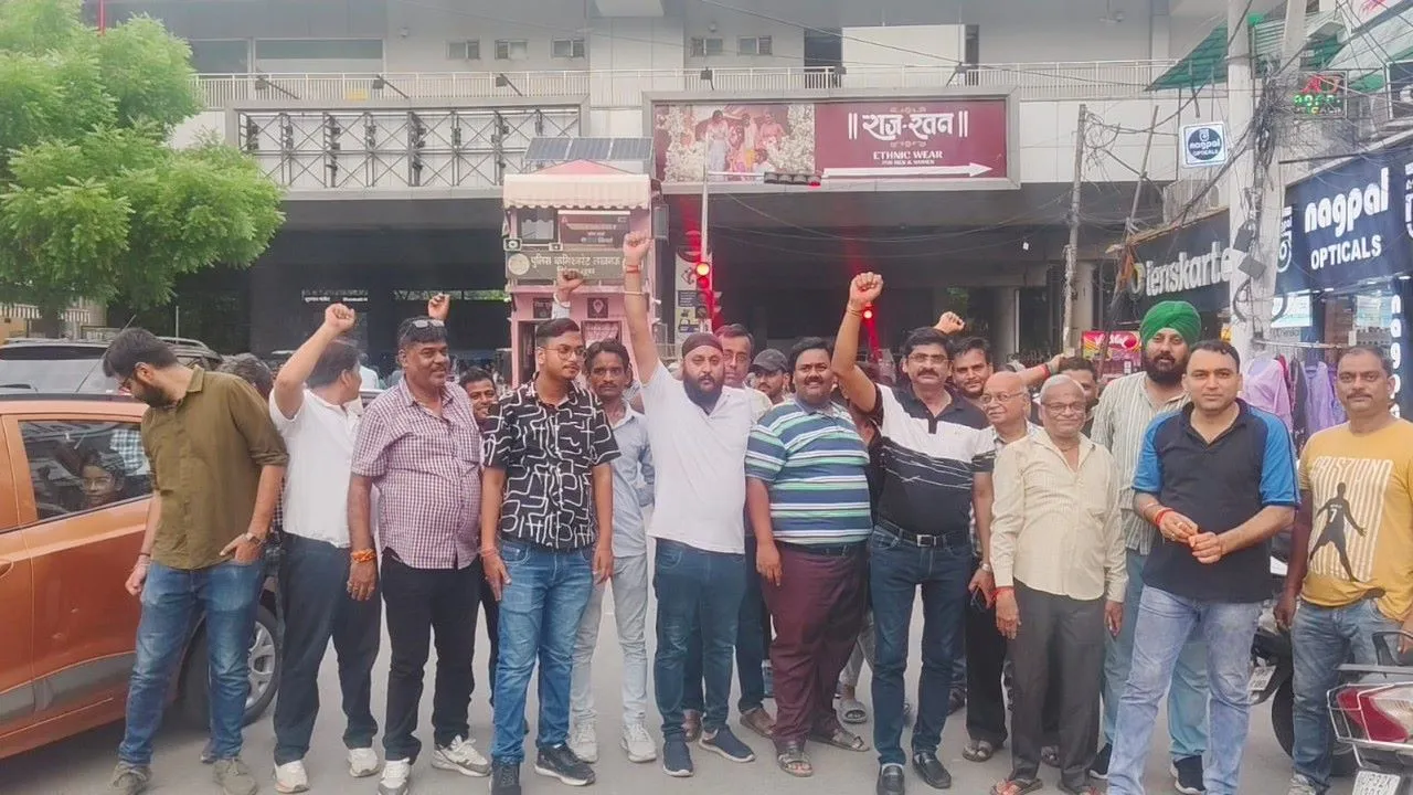  लखनऊ : कृष्णा मार्केट में लगे ट्रांसफार्मर की जिम्मेदारी अब व्यापारियों की, बिजली विभाग नहीं करायेगा यह काम