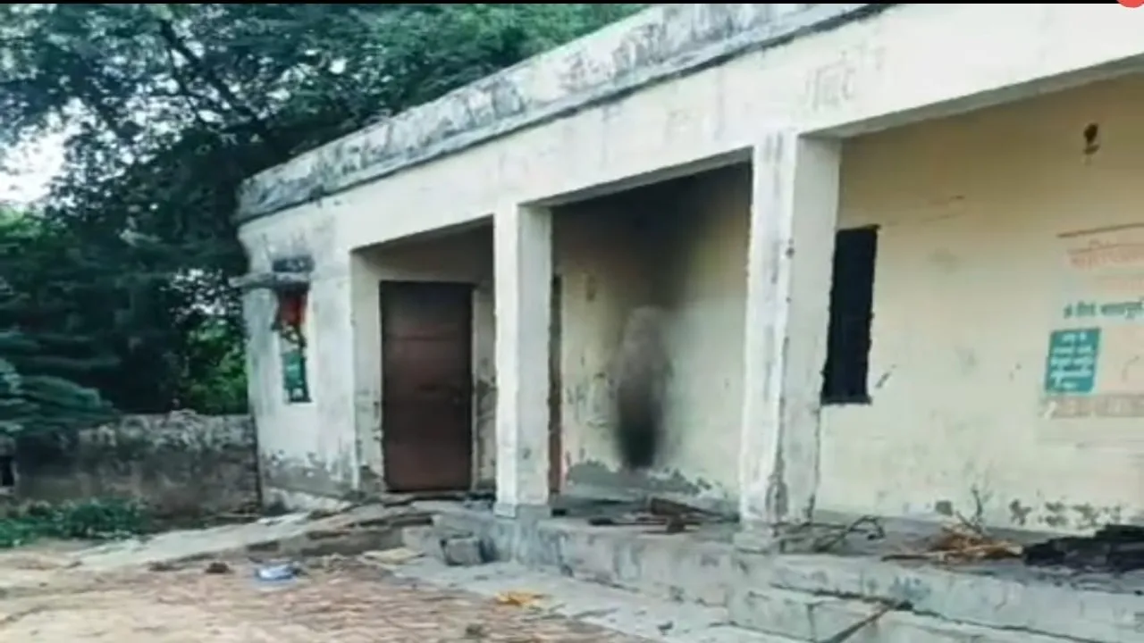 बाराबंकी में लाखों का सामुदायिक शौचालय बना शोपीस :  पानी की सप्लाई बंद, साफ-सफाई नहीं, हमेशा लगा रहता है ताला