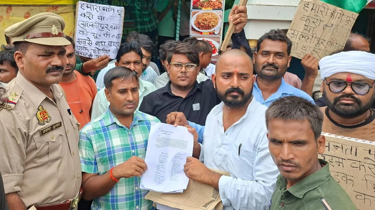 गोंडा : जर्जर सड़कों की मरम्मत को लेकर कांग्रेस कार्यकर्ताओं का प्रदर्शन, चक्का जाम कर सौंपा ज्ञापन