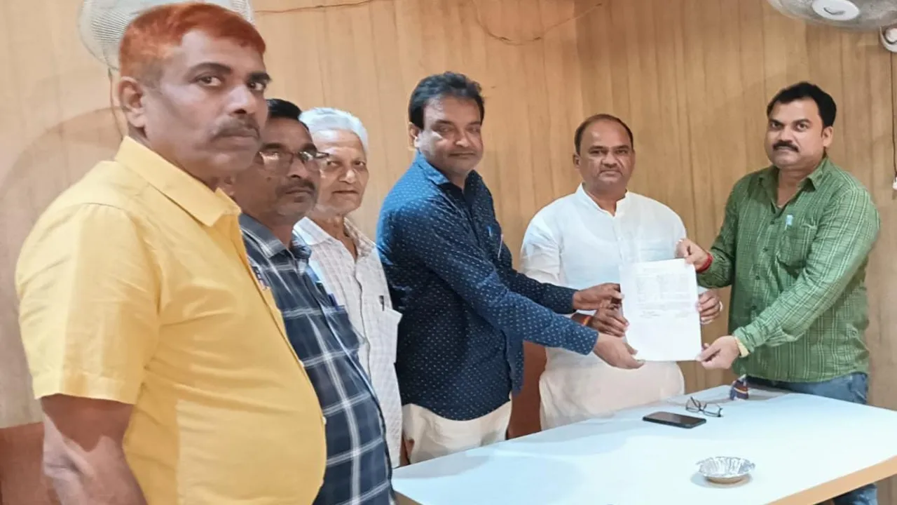 प्रतापगढ़ : विद्यालयों की पेयरिंग के विरोध में विधायक सदर को सौंपा मांगपत्र