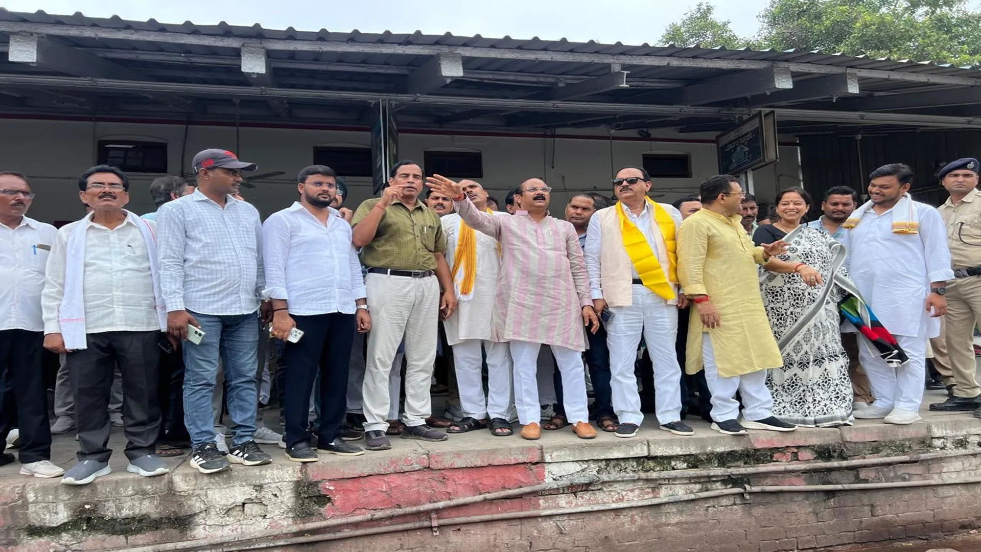 शाहजहांपुर: स्टेशन पर निर्माण में देरी पर भड़के सांसद, डीआरएम से जताई नाराजगी