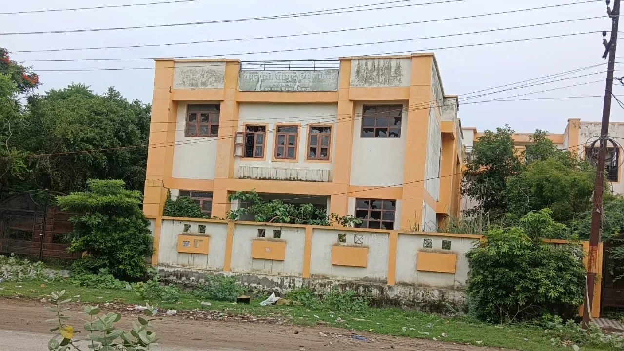 प्रयागराज : पीडीए के नये सामुदायिक केंद्र में उगी झाड़ियां, 4.25 करोड़ की लागत से बना है दो मंजिला भवन 