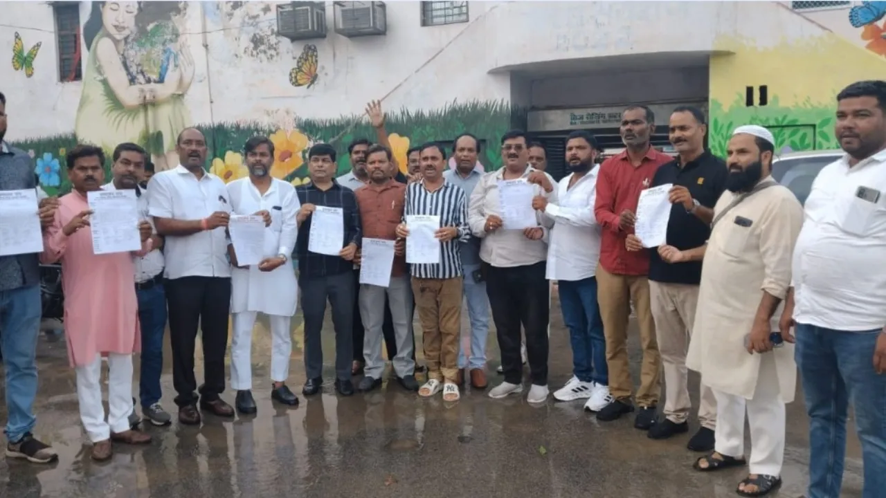 नगर पालिका सभासदों ने दिया सामूहिक इस्तीफा : दुर्व्यवहार और जातिसूचक टिप्पणी का आरोप