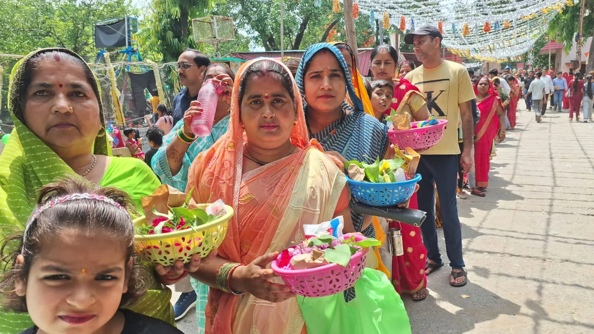 Bareilly: सावन के पहले सोमवार को शिवमयी हुई नाथ नगरी...शिवालयों में हुआ जलाभिषेक