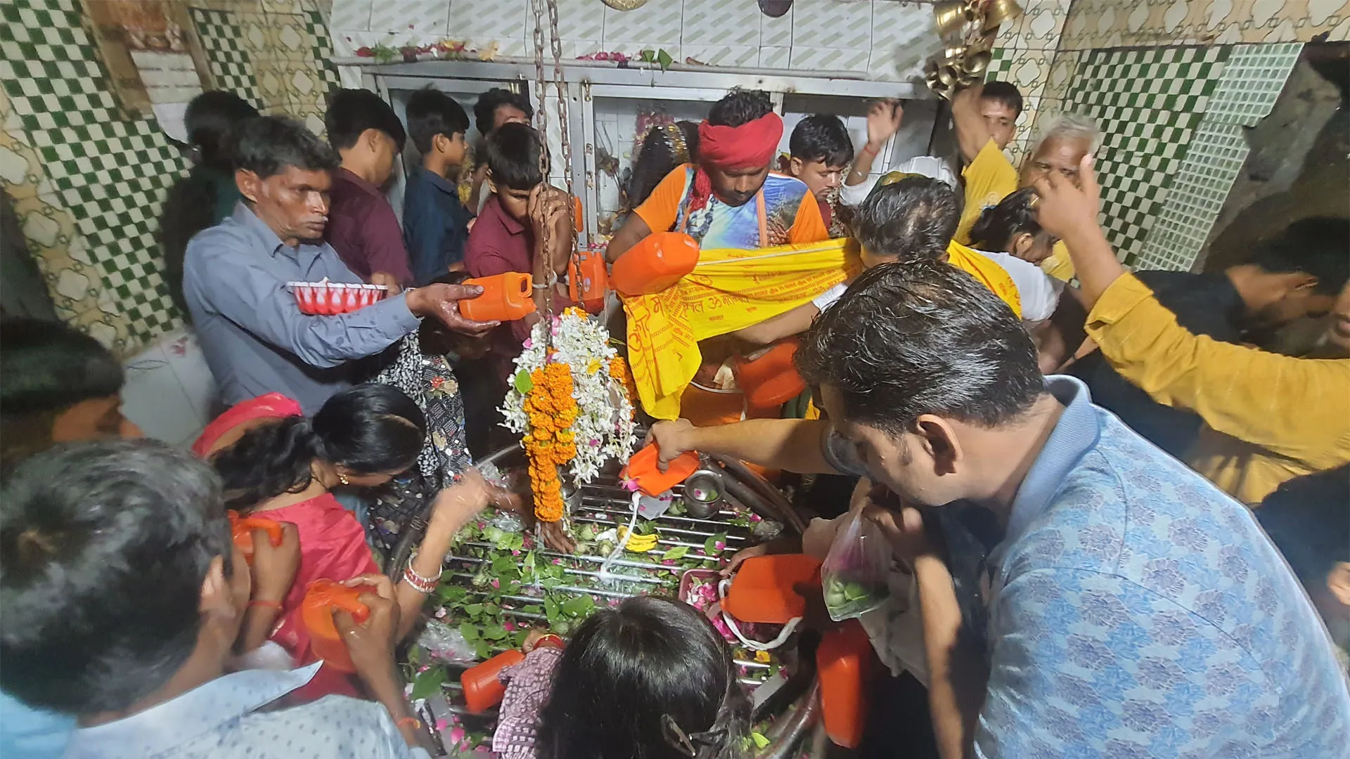 रामपुर: सावन के दूसरे सोमवार को बम-बम भोले के जयकारों से गूंजे शिवालय