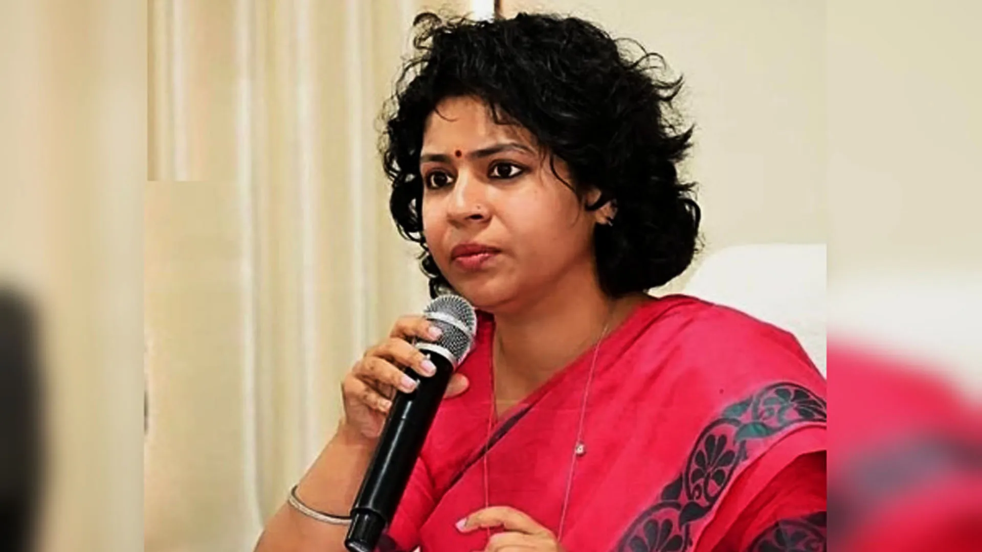 लखीमपुर खीरी: रैकिंग गिरने पर डीएम नाराज, आठ इंजीनियरों का रोका वेतन