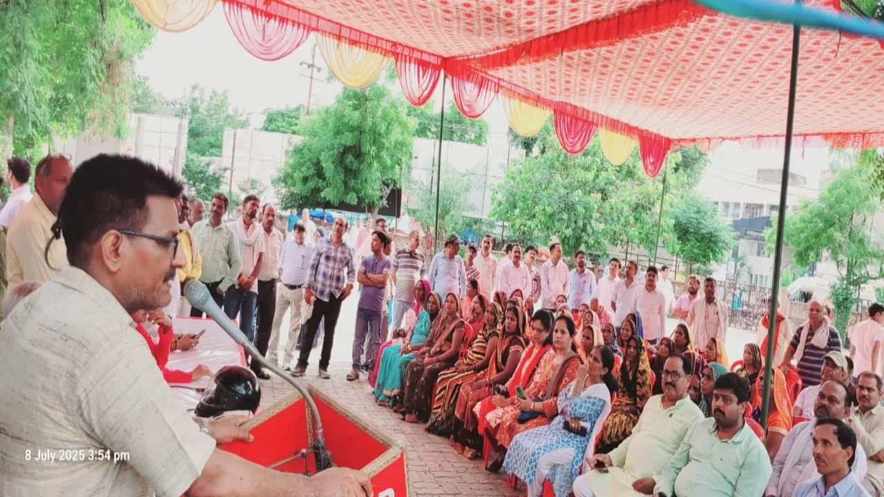 सुलतानपुर में परिषदीय विद्यालयों के पेयरिंग के विरोध में शिक्षकों का प्रदर्शन 