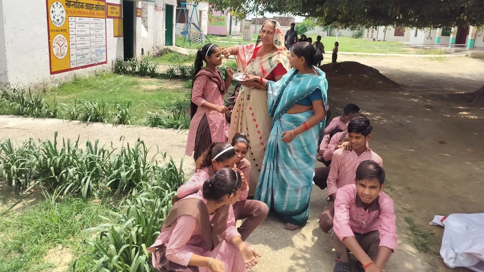 बदायूं: छुट्टियों के बाद फिर गुलजार हुए स्कूल...फूल-मालाओं से हुआ बच्चों का स्वागत 