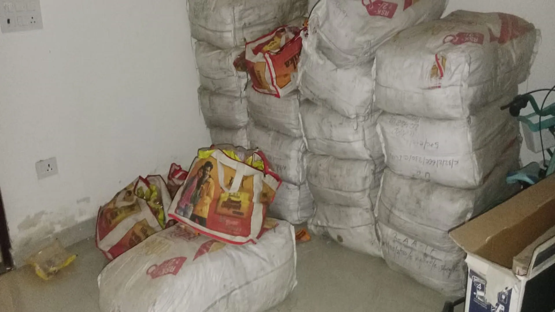 Bareilly: गोदाम में मिली 19 बोरो में भरी मिली एक्सपायर स्वीट सुपारी जब्त