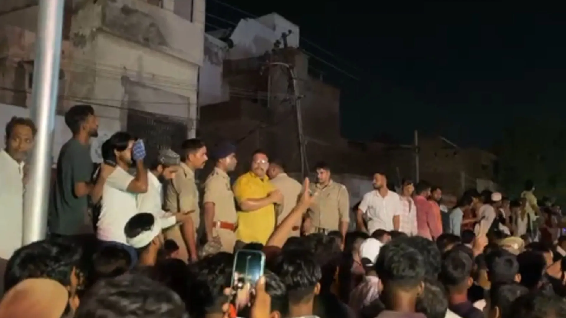 Bareilly: मोहर्रम के जुलूस में पुलिस ने डीजे रोका...लोगों ने सड़क पर काटा हंगामा