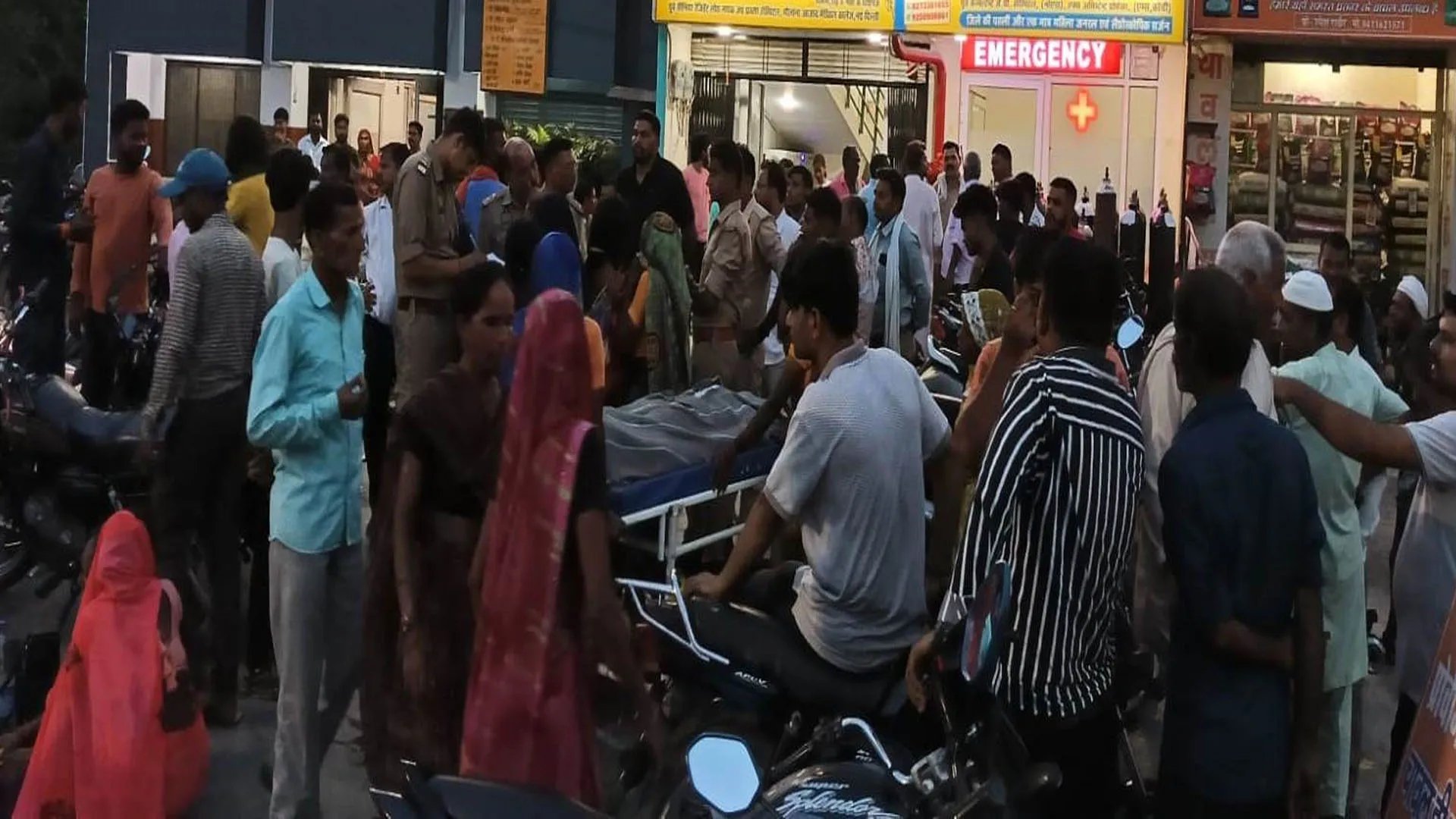 पीलीभीत: युवक की मौत के बाद भी डॉक्टर करते रहे इलाज ! निजी अस्पताल के बाहर हंगामा