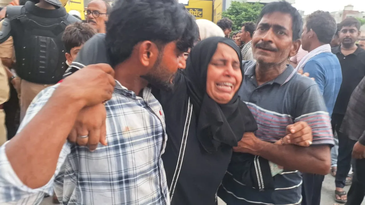 हत्या के बाद विलाप करते परिजन