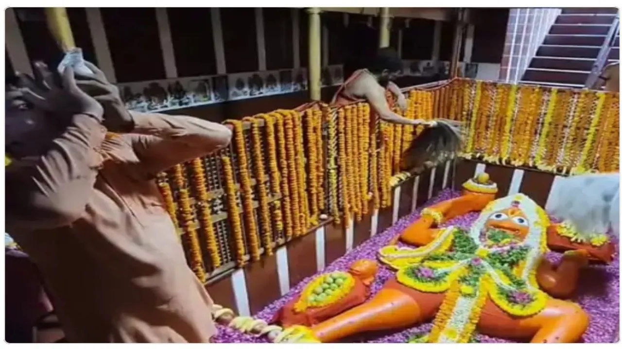 प्रयागराज में बड़े हनुमान जी को स्नान कराकर वापस लौटीं मां गंगा और यमुना