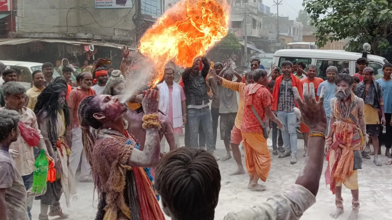 सावन के दूसरे सोमवार की तैयारियां जोरों पर, योगी की झांकी ने लोगों को किया आकर्षित