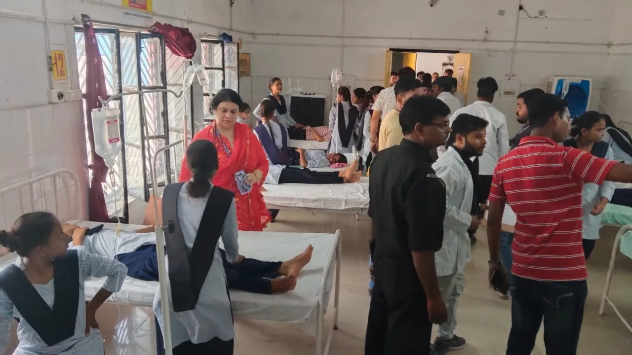 हरदोई के नवोदय विद्यालय में हंगामा: 14 छात्राएं बीमार, पंखे न चलने का आरोप