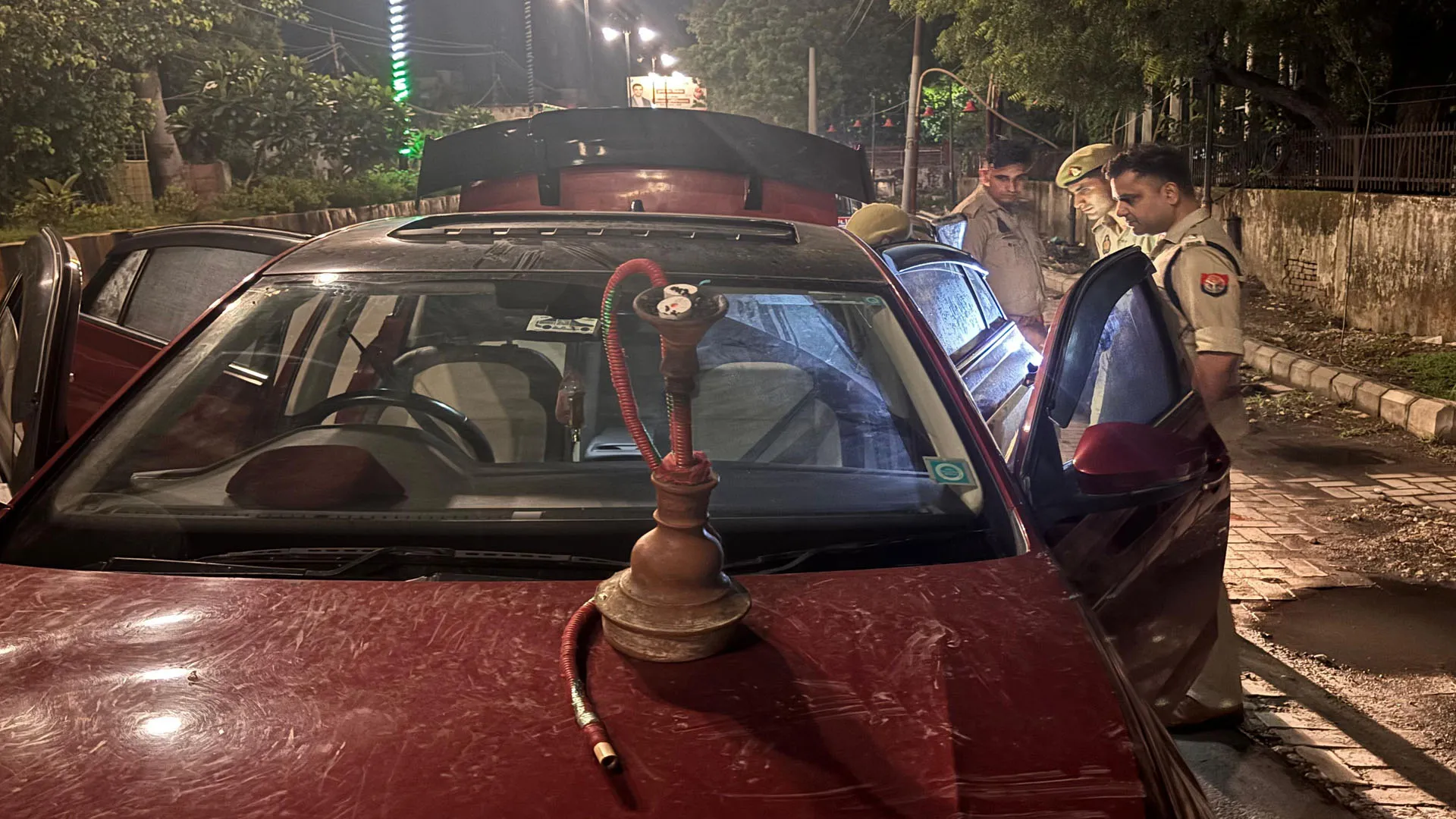 Bareilly: बीच सड़क कार के बोनट पर गुड़गुड़ाया हुक्का...हो गया 16 हजार का चालान