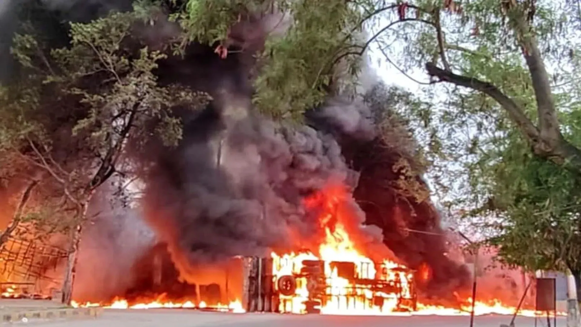 UP NEWS: रात में ही हट जाता टैंकर तो शायद न जाती हेल्पर की जान