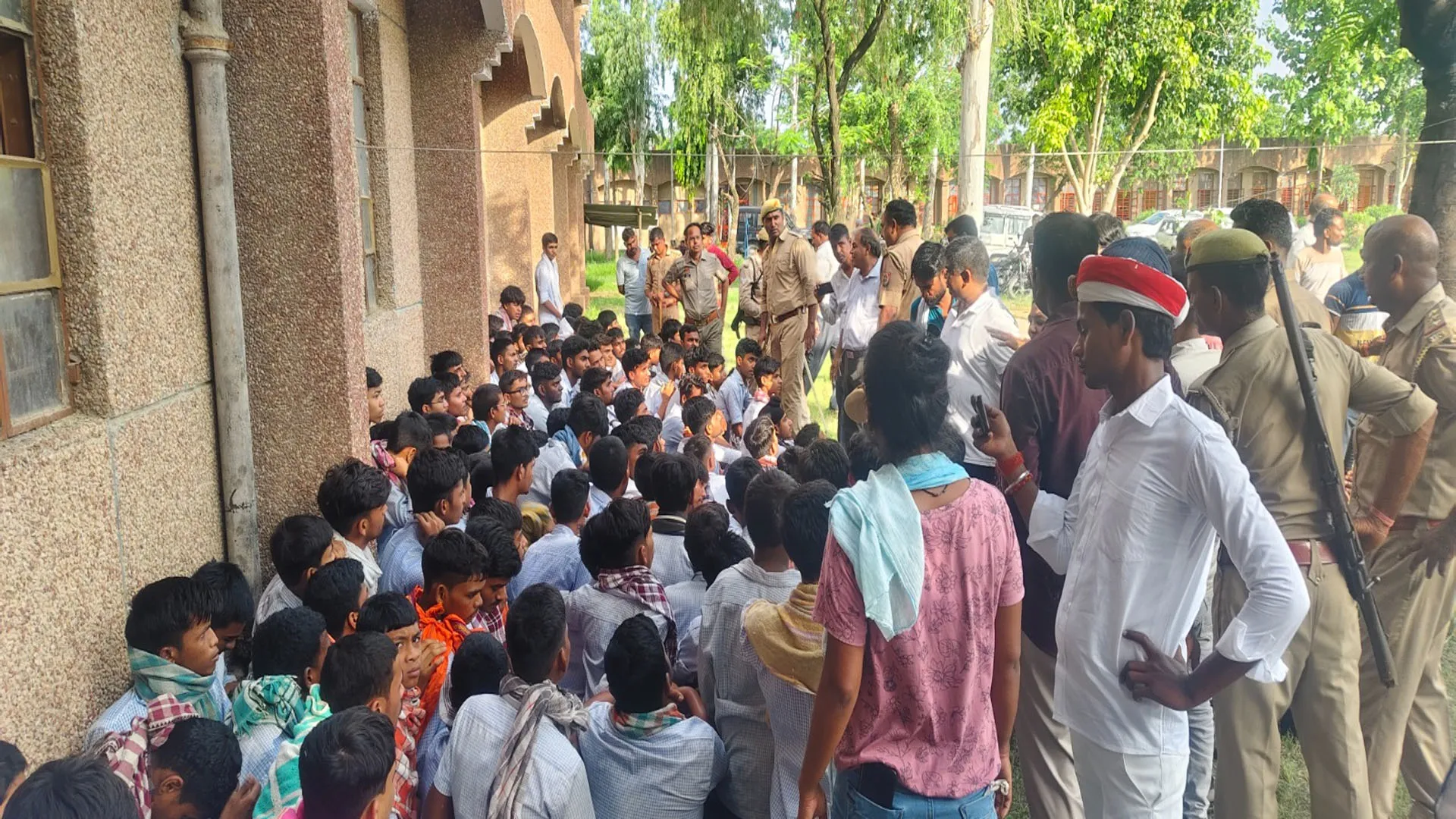 लखीमपुर खीरी: नाराज छात्रों ने खुद को किया हॉस्टल में बंद...पुलिस ने जबरन निकाला