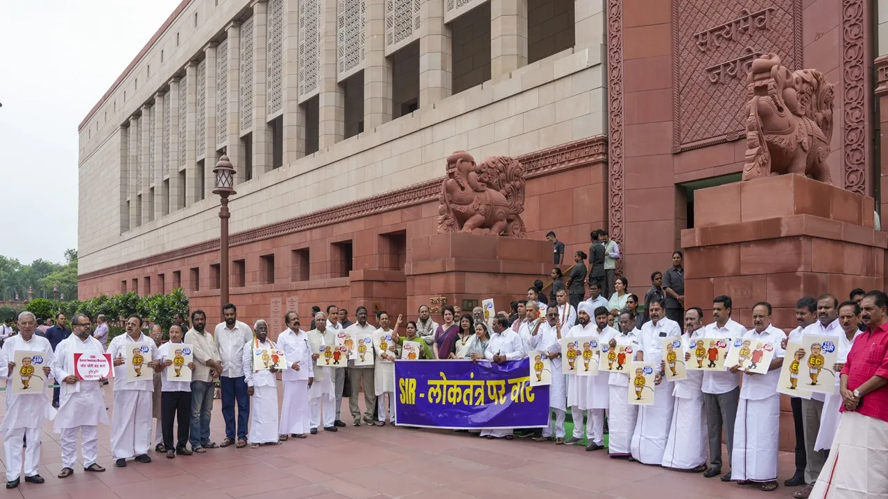 Monsoon Session: विपक्षी सांसदों ने ओम बिरला को लिखा पत्र, SIR पर की विशेष चर्चा की मांग 