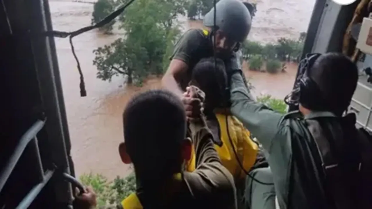 छत्तीसगढ़ के बस्तर में भारी बारिश बनी आफत: कार समेत चार बहे, टूटा कई गांवों का संपर्क
