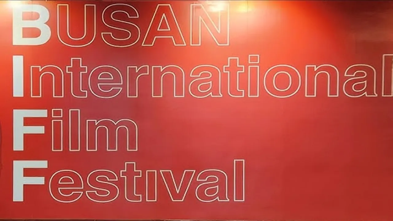 'स्पाइंग स्टार्स' को 30वें बुसान इंटरनेशनल फिल्म फेस्टिवल की नई प्रतियोगिता श्रेणी में  किया गया शामिल