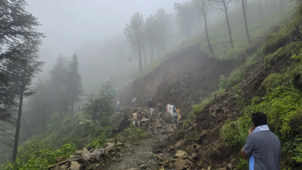 हिमाचल में बादल फटने से भारी तबाही, कई मकान क्षतिग्रस्त, 396 सड़कें बंद, 'येलो' अलर्ट जारी