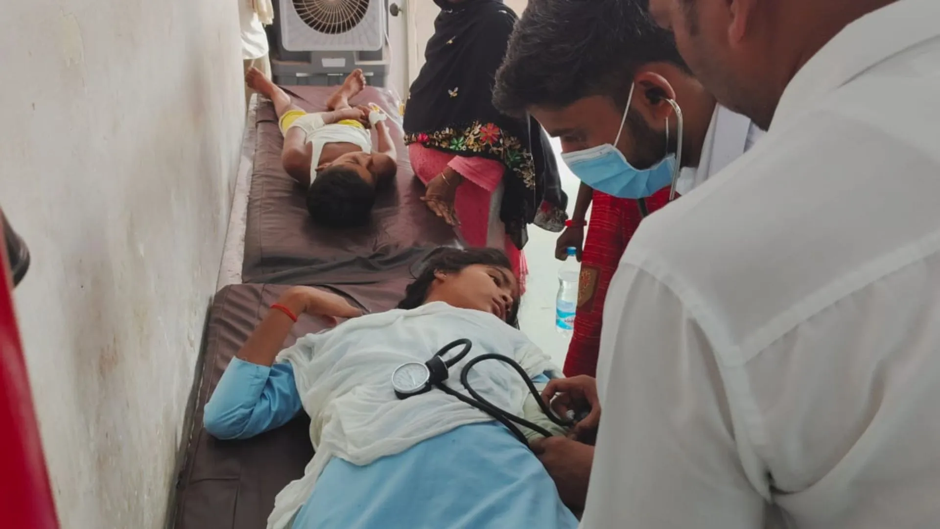 भीषण गर्मी में बच्चों के लिये आफत बन रहे स्कूल, दमघोंटू कमरों में पढ़ाई के दौरान सात छात्राएं बेहोश, एक की हालत गंभीर