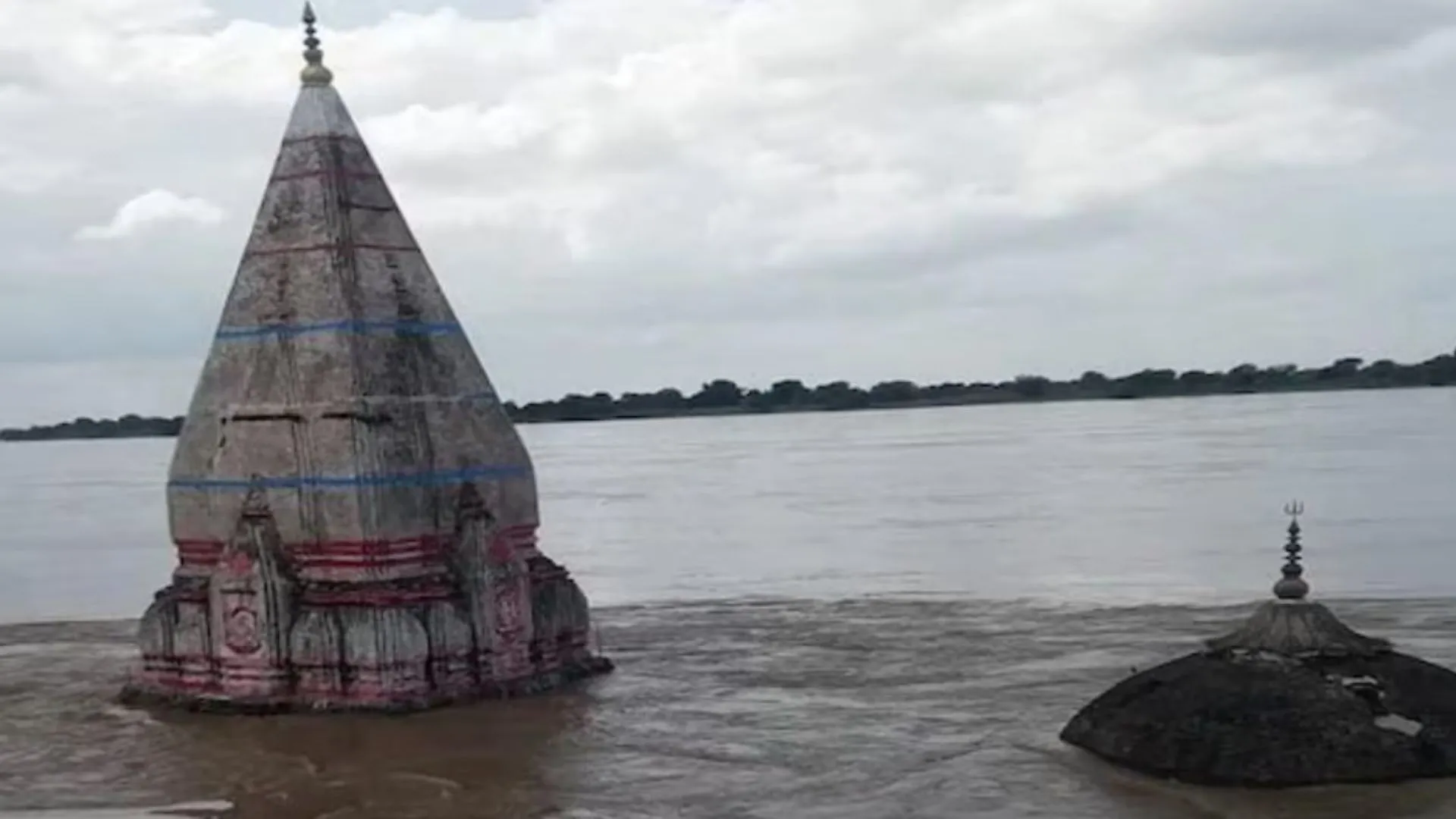 काशी में बाढ़ का कहर: 80 घाट डूबे, खतरे में रिहायशी इलाके, जल पुलिस और NDRF टीमें करेगी गंगा-वरुणा में गश्त 