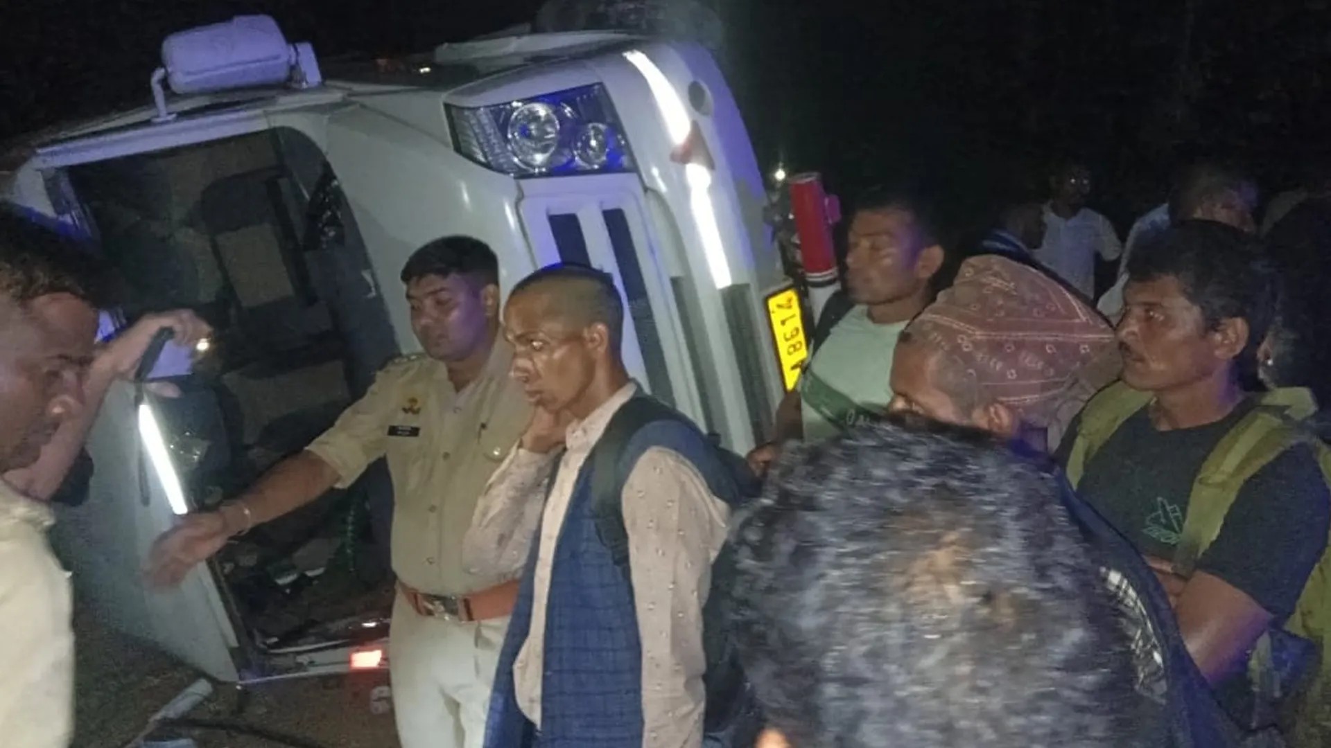 लखीमपुर खीरी : साइकिल सवार को बचाने में पलटी निजी बस, 24 यात्री घायल