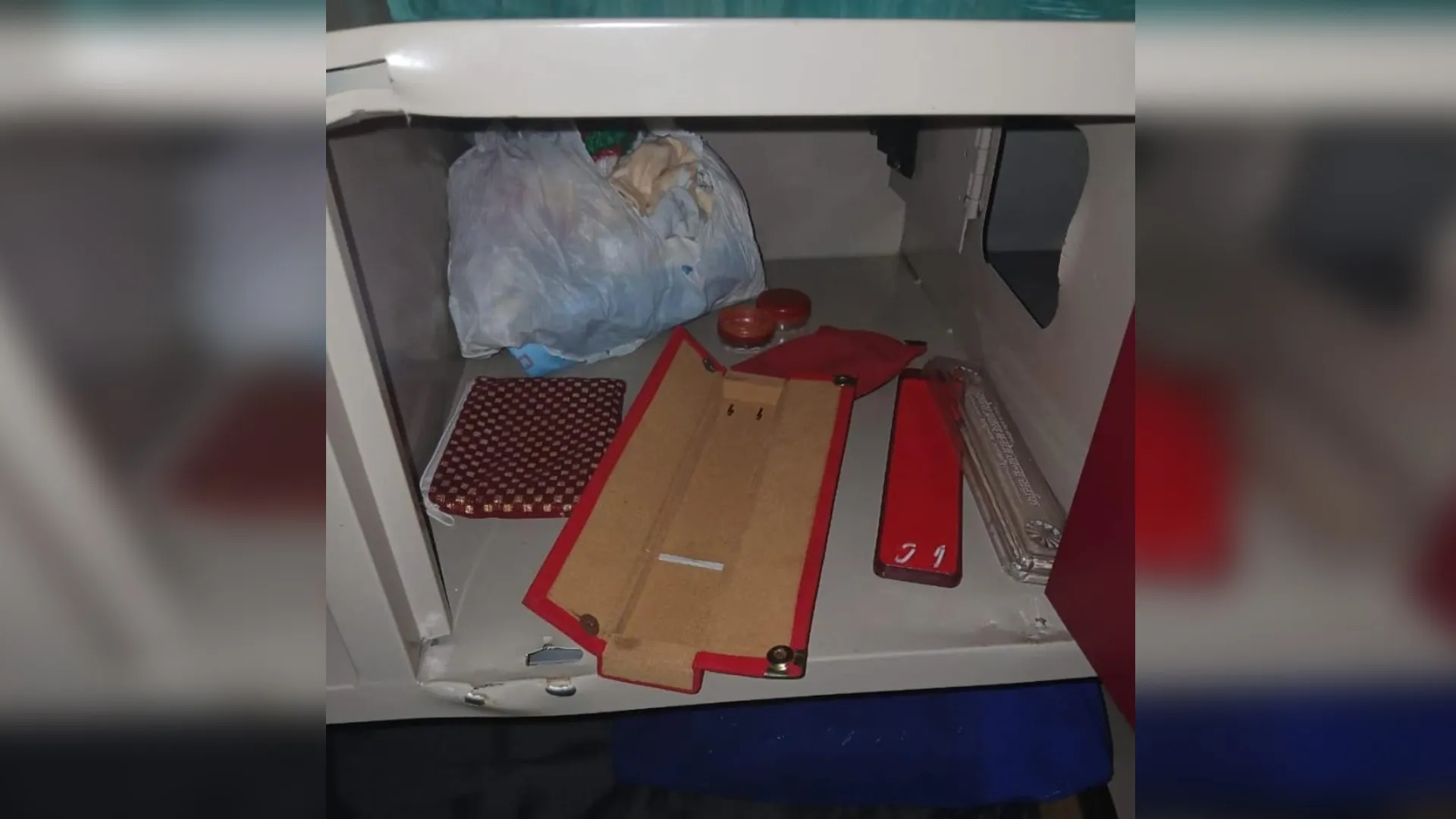 लखीमपुर खीरी : खखरा गांव में घर में घुसे चोर, अलमारी तोड़कर लाखों के जेवर चोरी