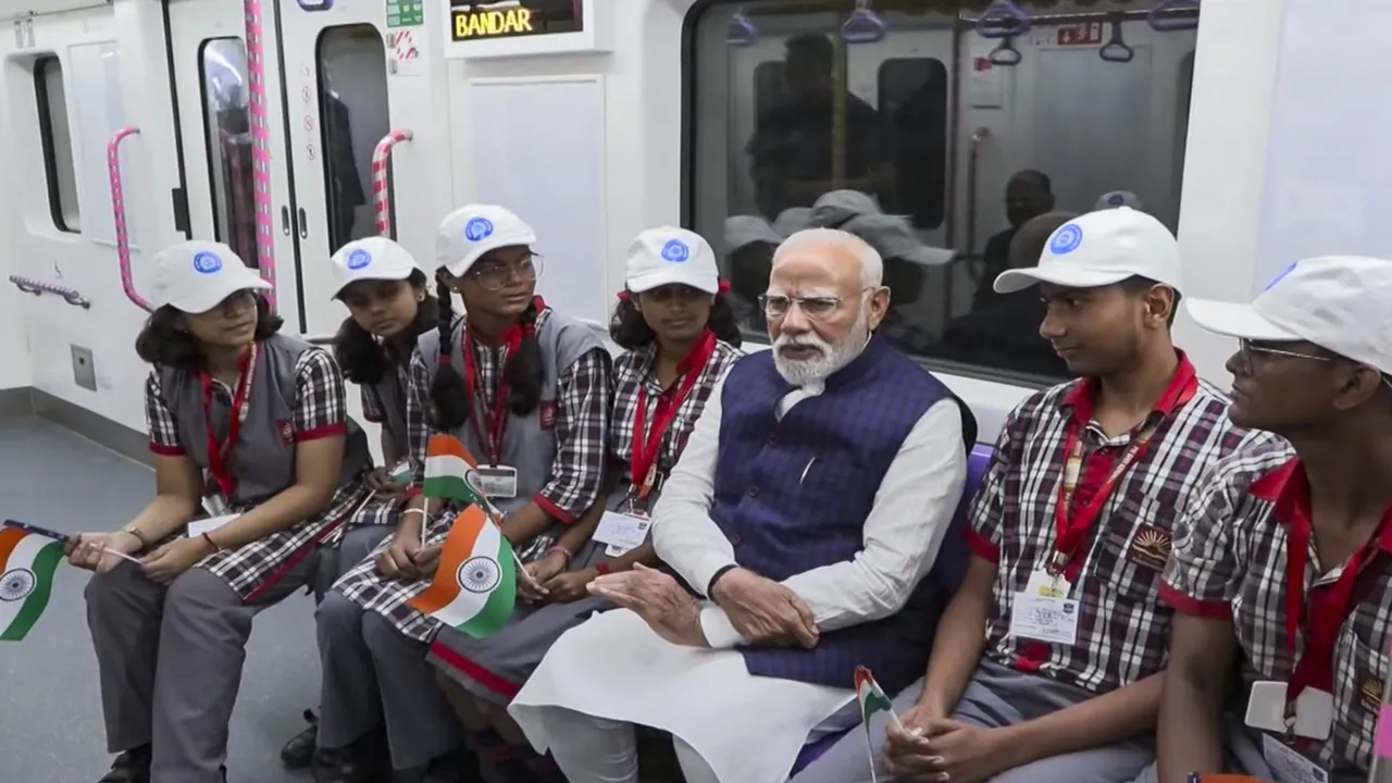 पीएम मोदी ने कोलकाता में की तीन मेट्रो रेल सेवाओं की शुरुआत, कोना एक्सप्रेस-वे की रखी आधारशिला