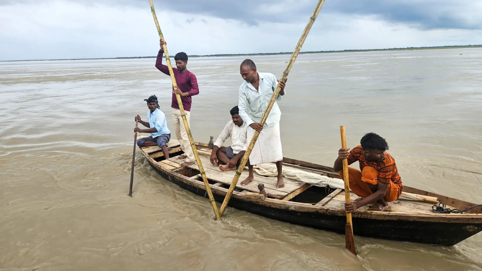 लखीमपुर खीरी : नहाने गया किशोर घाघरा नदी में डूबा, लापता
