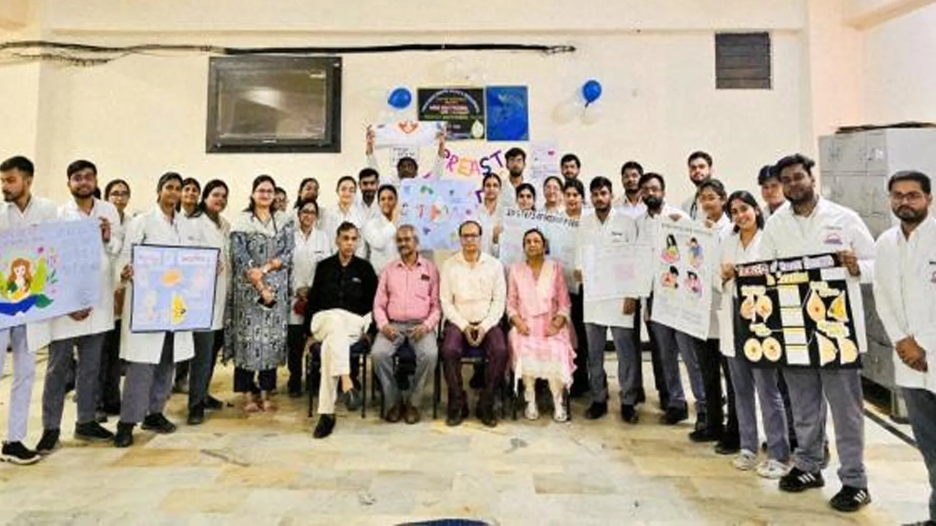 शाहजहांपुर : नाटक, कविता और पोस्टर से बताया मां के दूध का महत्व