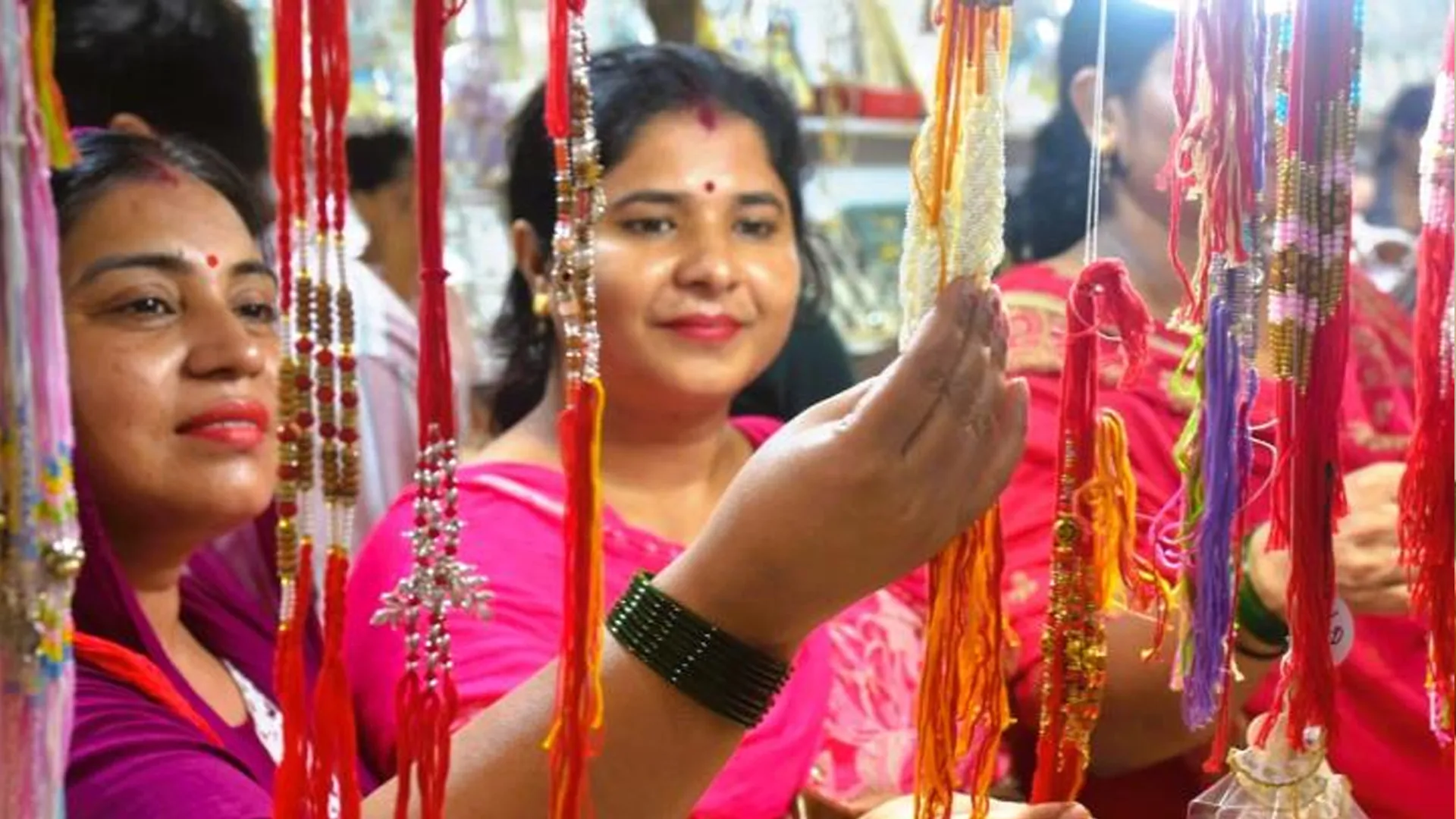 मुरादाबाद : शुभ मुहूर्त में राखी बांधकर बहनें मांगेंगी भाईयों की लंबी उम्र व सुख समृद्धि